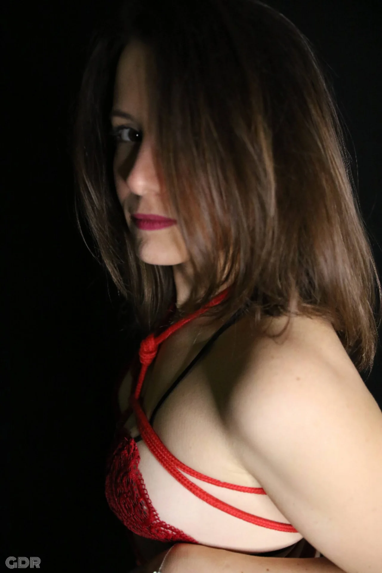 Série boudoir artistique en corde rouge, hommage à la féminité.