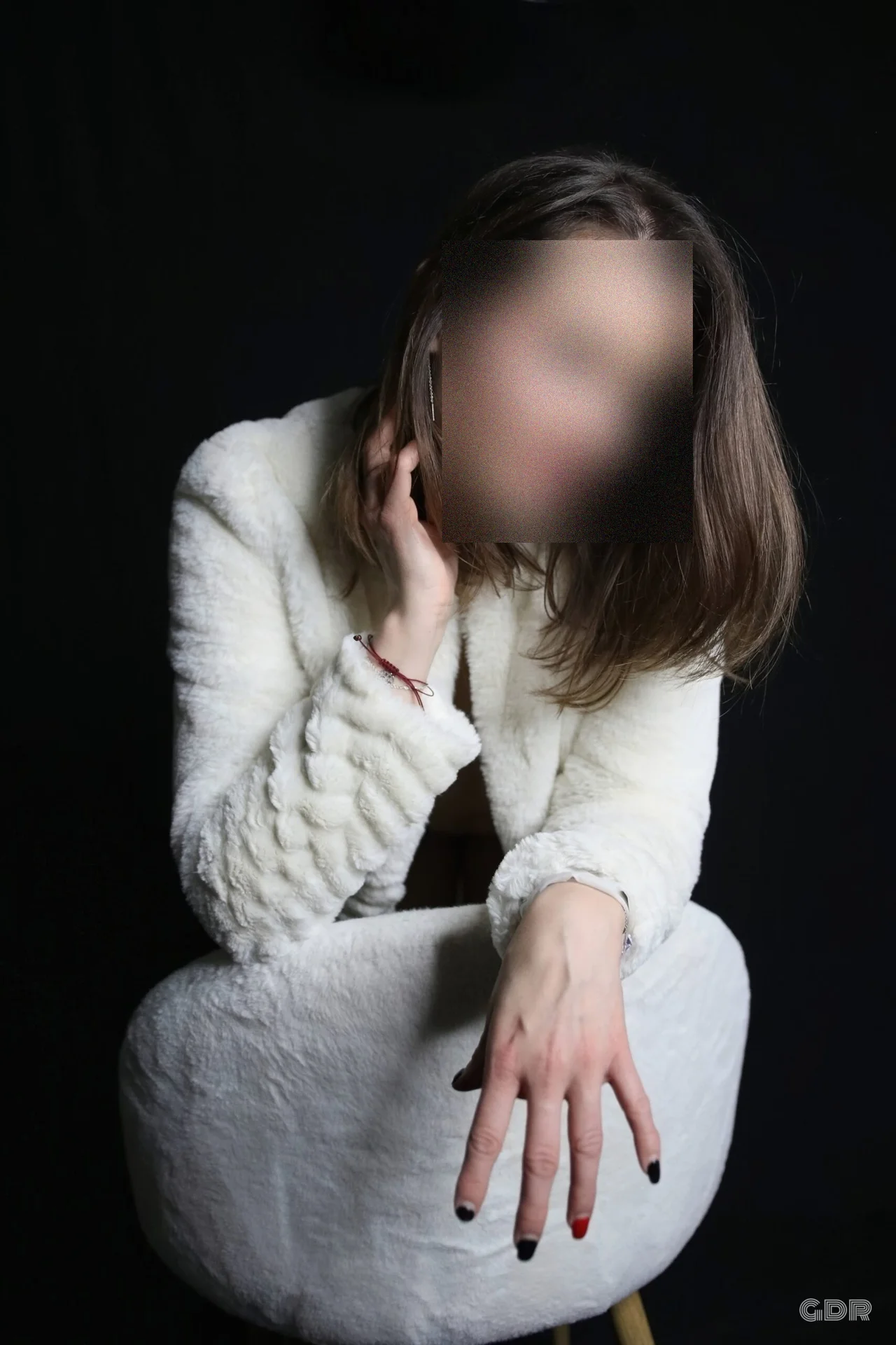Aurore sur fauteuil blanc – séance boudoir artistique à Paris