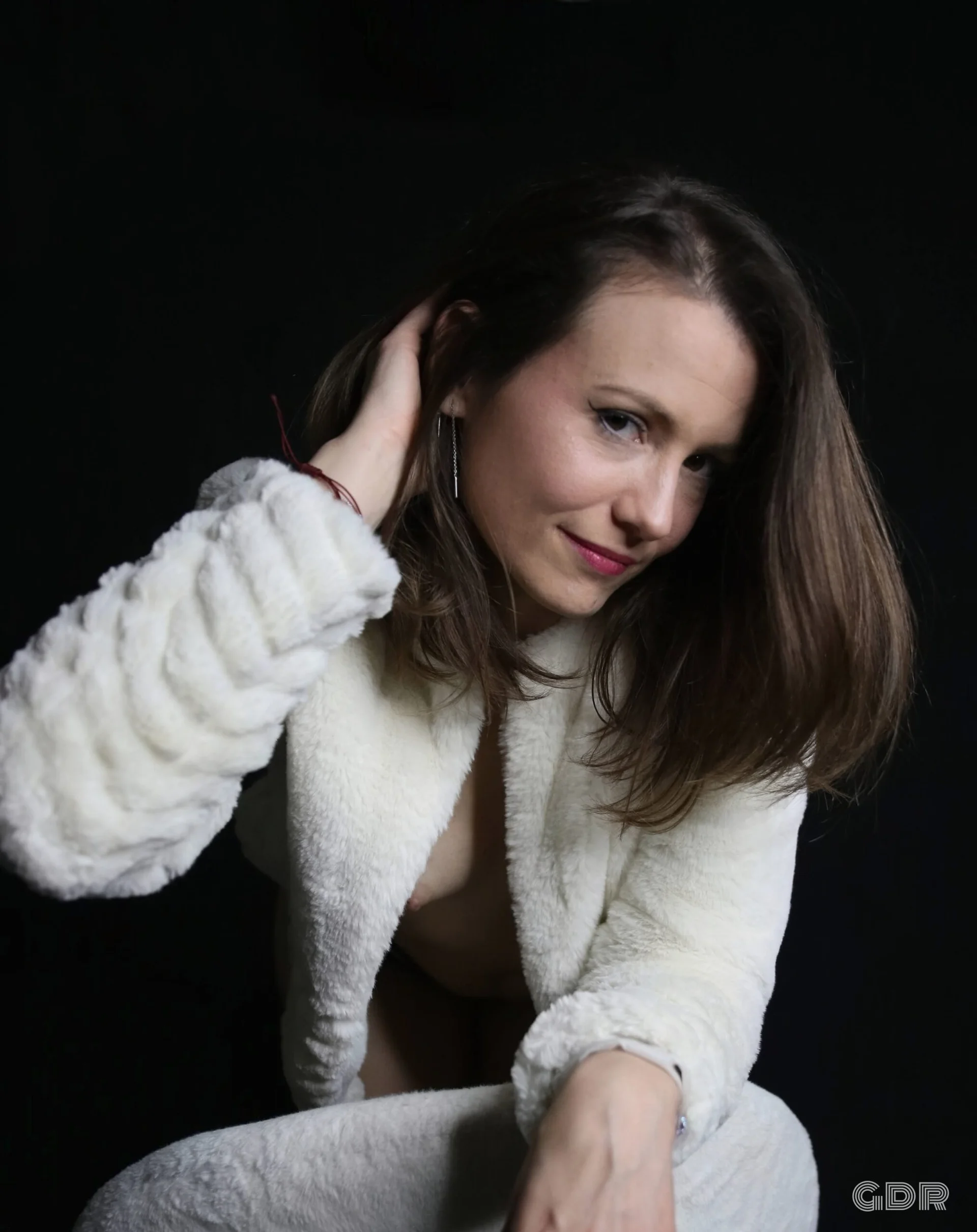 Aurore sur fauteuil blanc – séance boudoir artistique à Paris