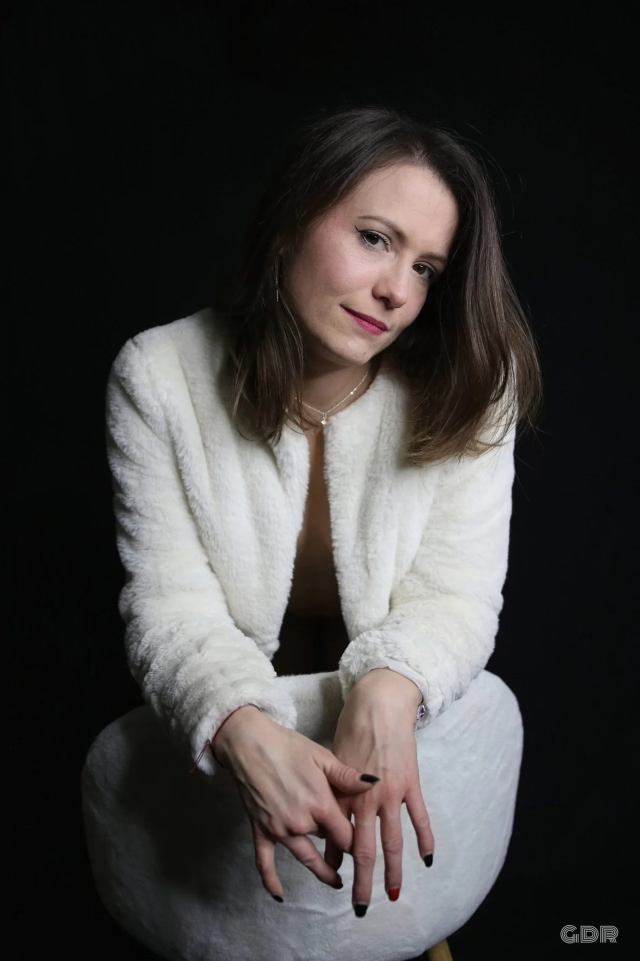 Aurore sur fauteuil blanc – séance boudoir artistique à Paris