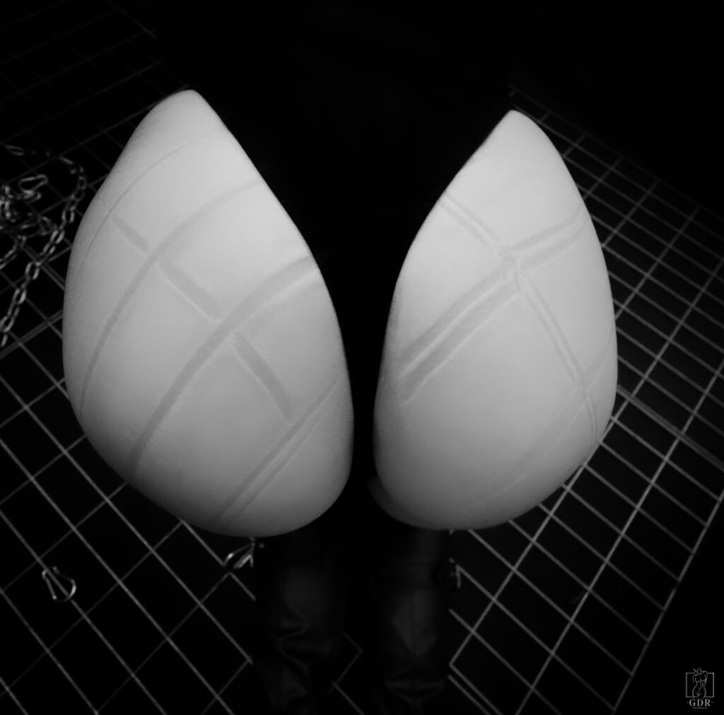 Photographie artistique en noir et blanc d’une femme enchaînée, symbole de puissance et de liberté — série Liberté enchaînée, GDR Paris.