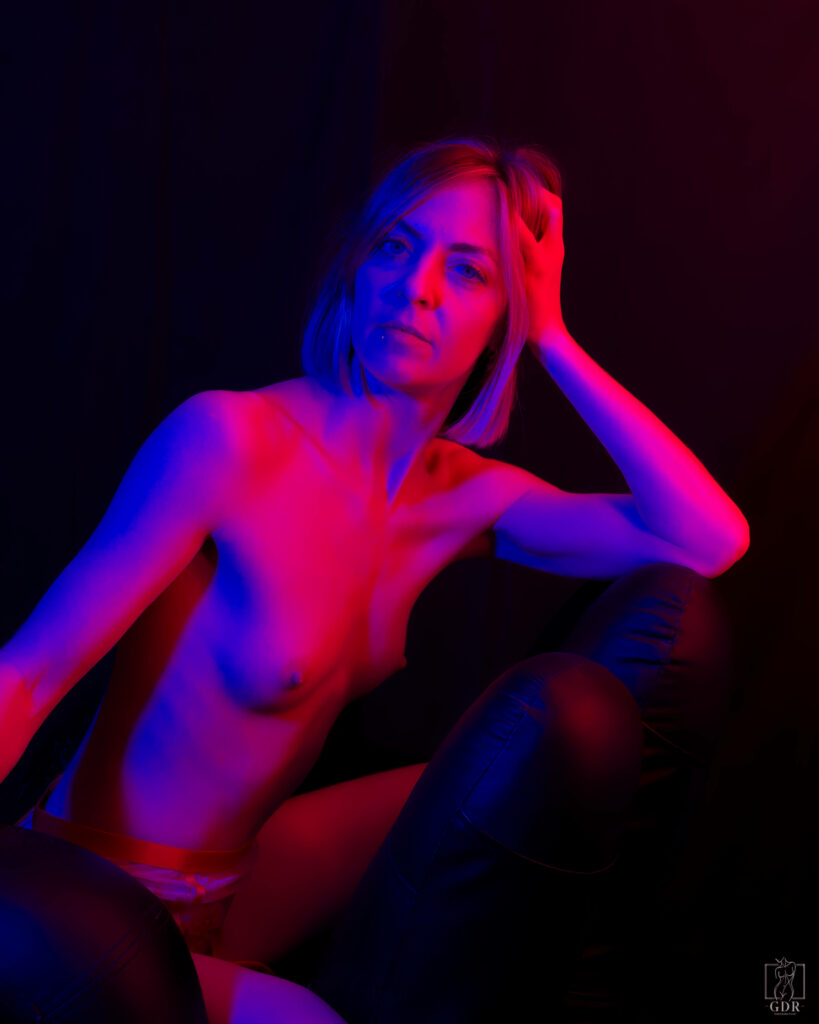 Portrait féminin sous double éclairage rouge et bleu – art du corps – Photos GDR